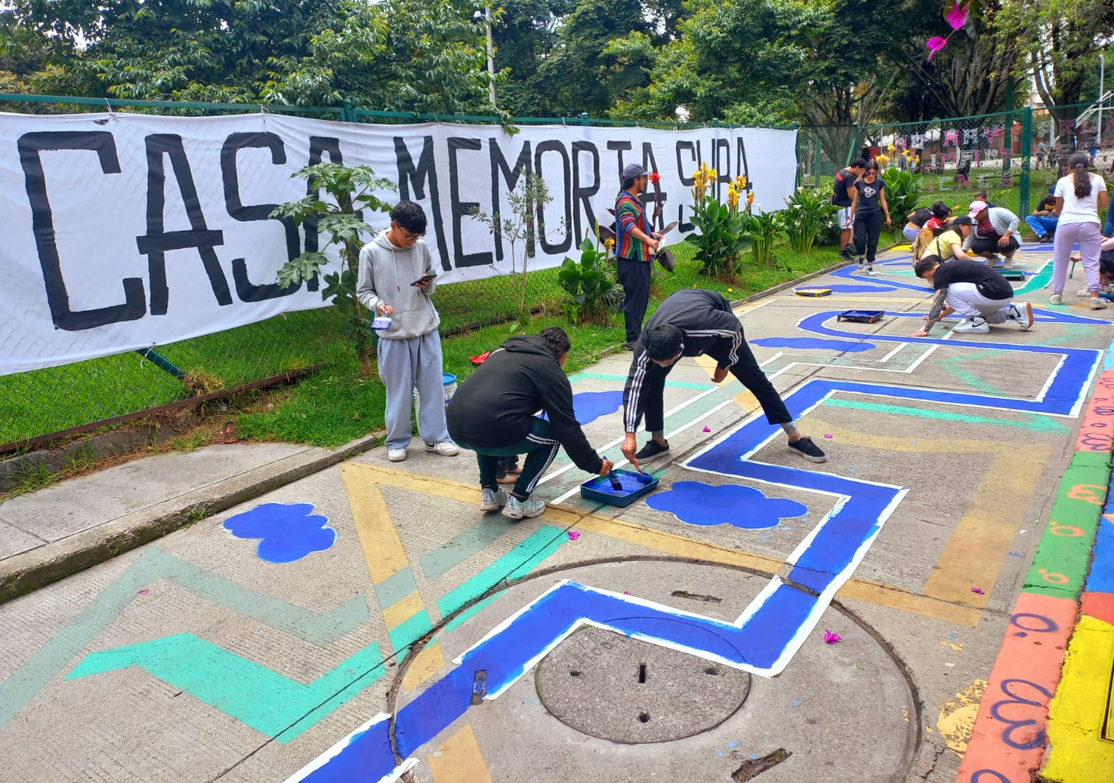 Fachada colorida de la Casa de la Memoria Suba
